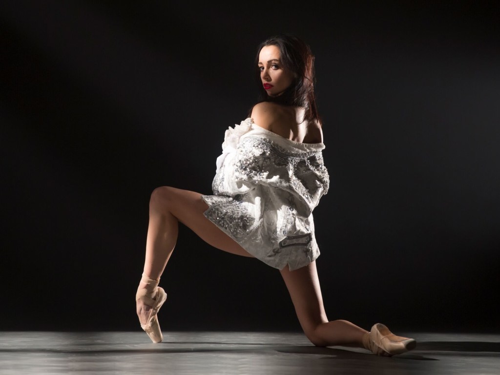 Балерина Екатерина Кухар показала свое эротическое фото из архива (ФОТО)