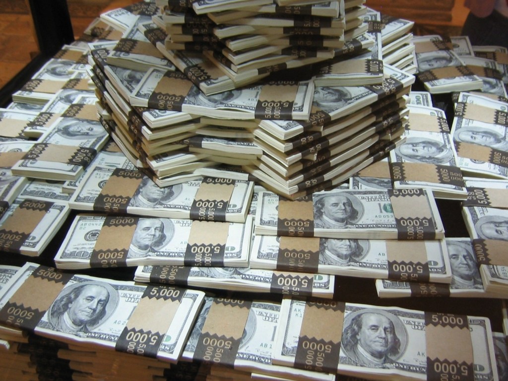 Поучаствовала в «акции»: На столичной Русановке пенсионерка лишилась 7000 долларов и 13000 гривен