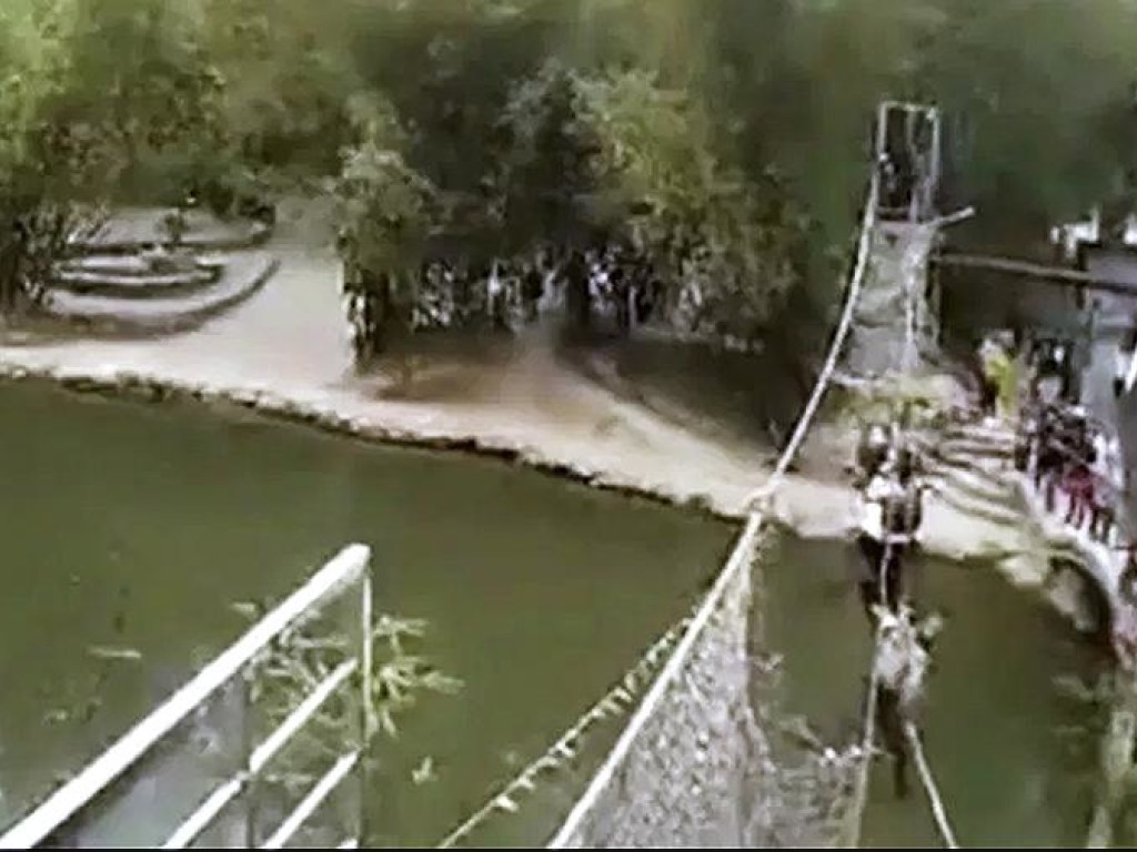 В Китае обвалился мост с туристами 