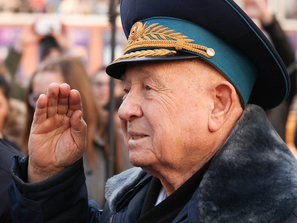 Легендарный 84-летний космонавт Алексей Леонов уехал из России