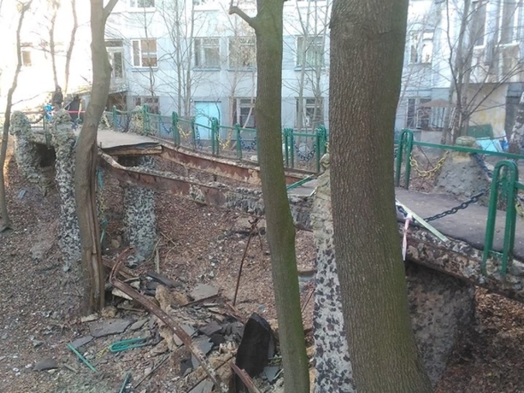 В Киеве на территории Института педиатрии рухнул пешеходный мост