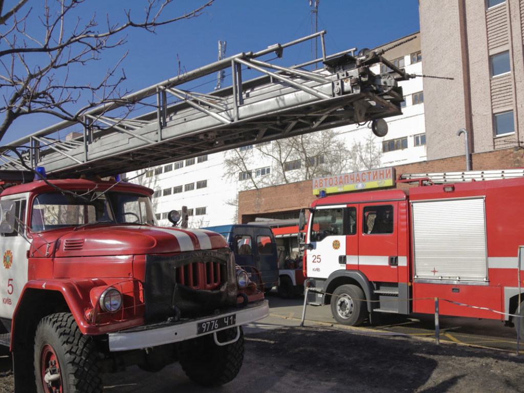В Киеве горел 5-этажный гаражный кооператив (ФОТО, ВИДЕО)