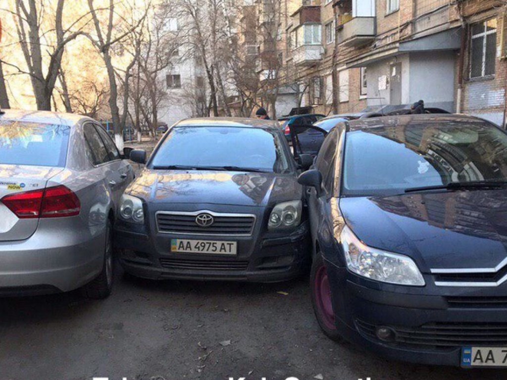 Убегая от погони копов, супружеская пара устроила тройное ДТП в Киеве (ФОТО)