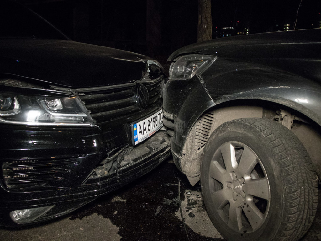 В Киеве Volkswagen Touareg на бешеной скорости влетел в Audi с тремя детьми в салоне (ФОТО, ВИДЕО)
