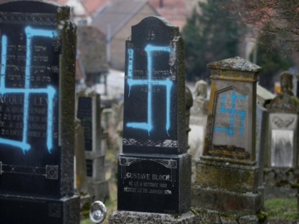 Во Франции неизвестные осквернили 80 могил на еврейском кладбище