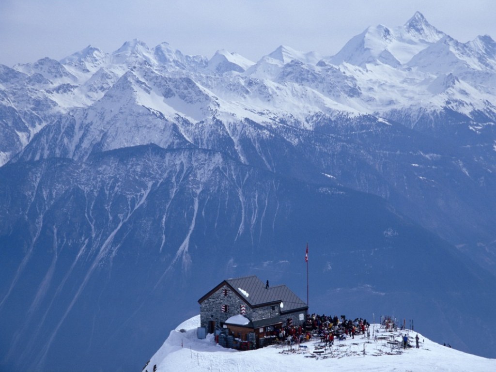 На горнолыжном курорте в Швейцарии лавина погребла 10 человек
