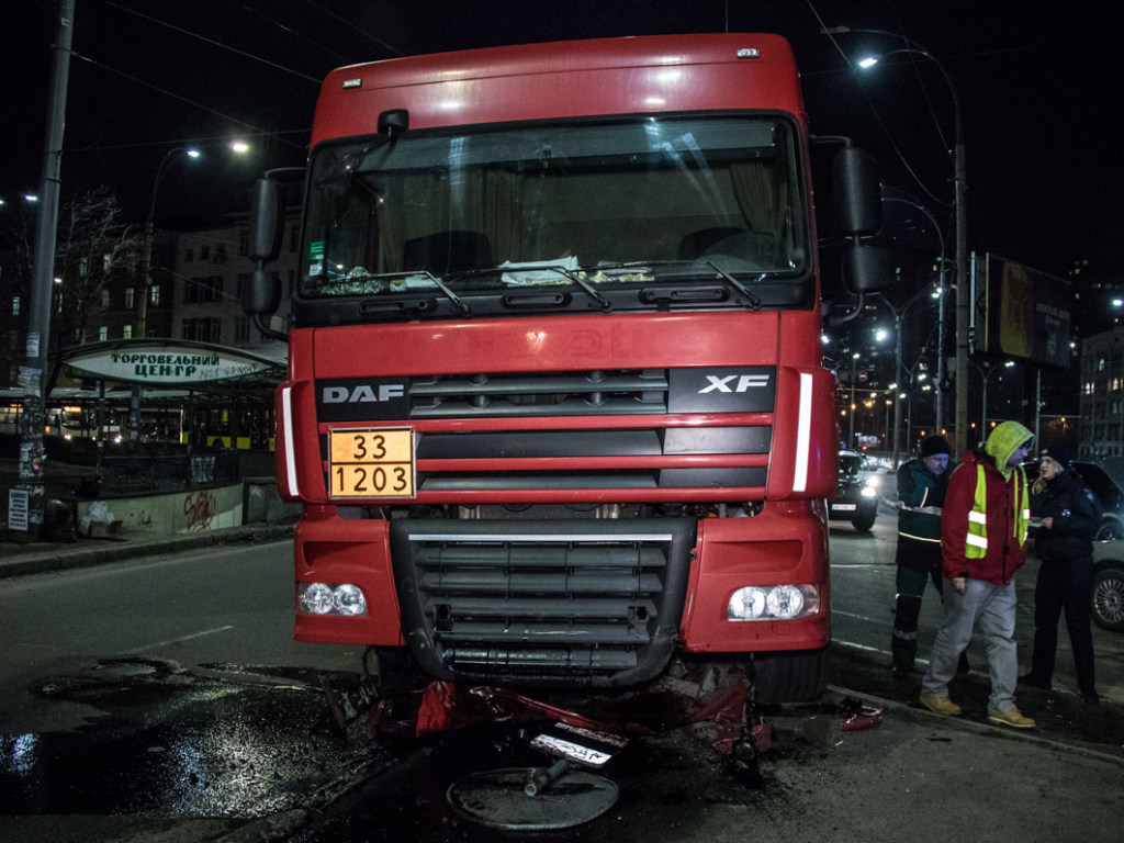 В Киеве бензовоз влетел в Mazda и залил дорогу маслом (ФОТО)