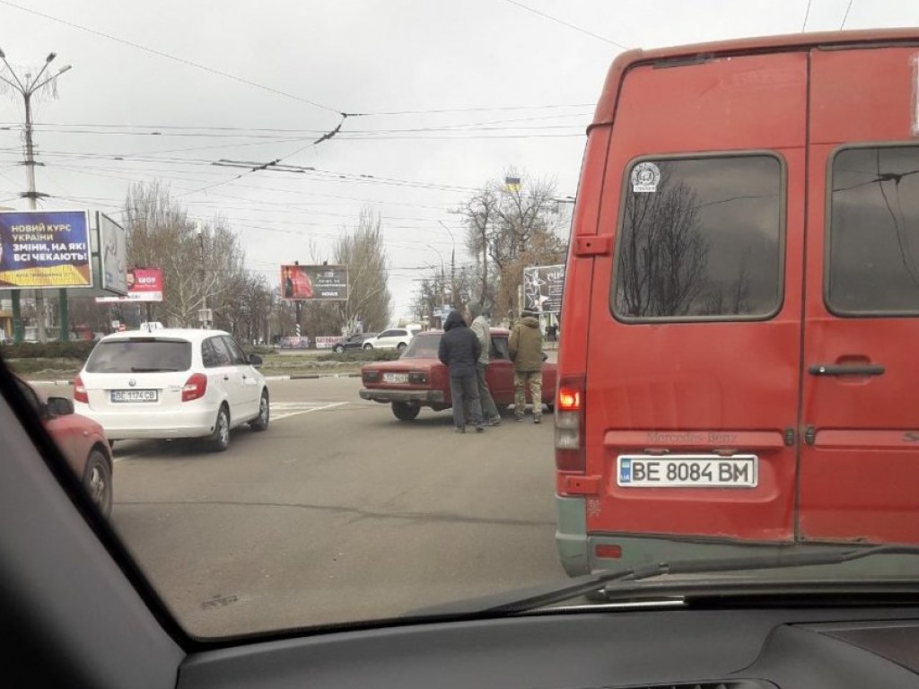В Николаеве произошла драка между пассажирами автомобилей BMW и «ВАЗ» (ФОТО, ВИДЕО)