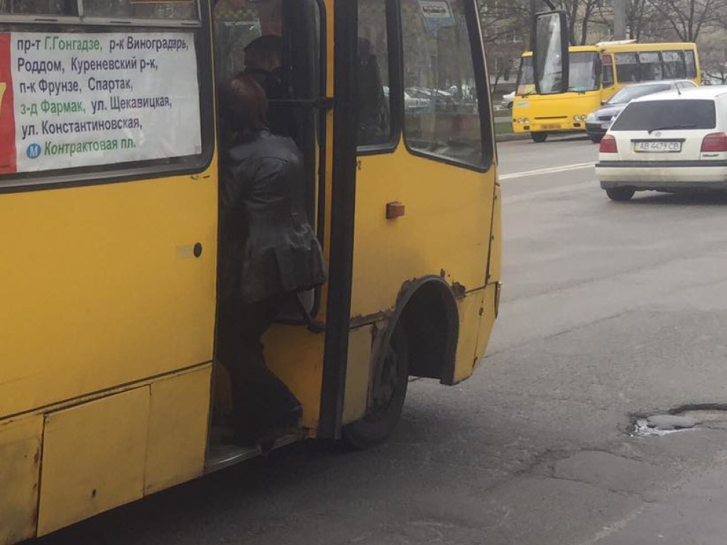 Дело мастера боится: в Киев водитель решился ремонтировать маршрутку с пассажирами прямо на ходу (ВИДЕО)