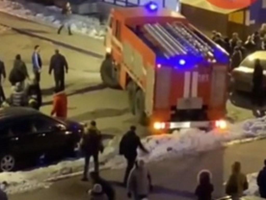 Полсотни киевлян расталкивали припаркованные автомобили для проезда пожарным (ФОТО, ВИДЕО) 