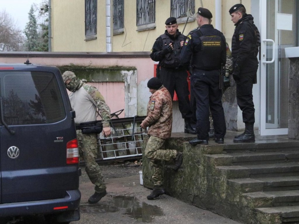 Суд РФ оставил 4 украинских моряков в СИЗО