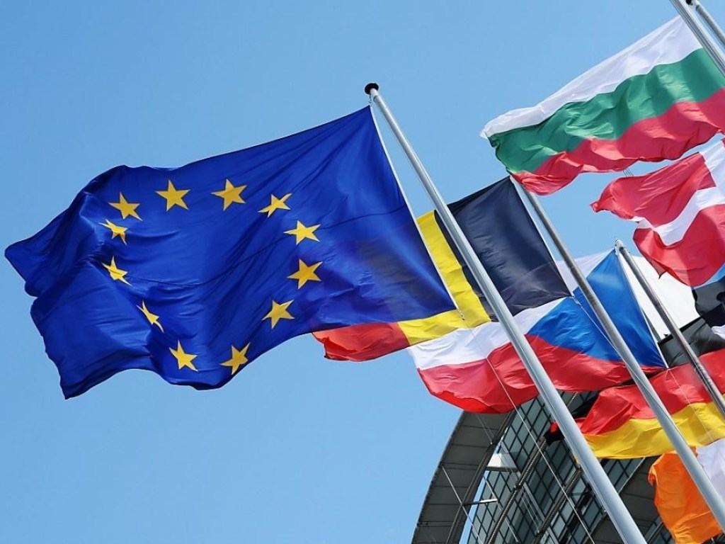 В ЕС приняли изменения в визовый кодекс: консульский сбор возрастет до 80 евро