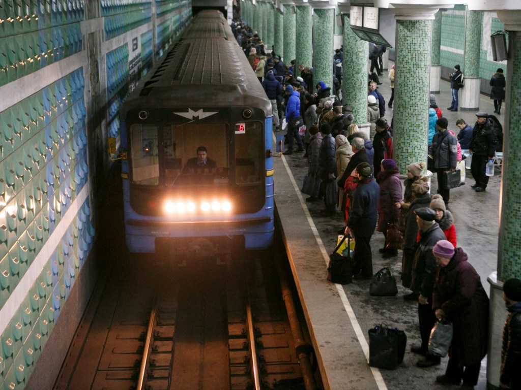 Страсти по ценам на проезд в Харькове: в метро возник конфликт между сотрудниками метро и активистами (ВИДЕО)