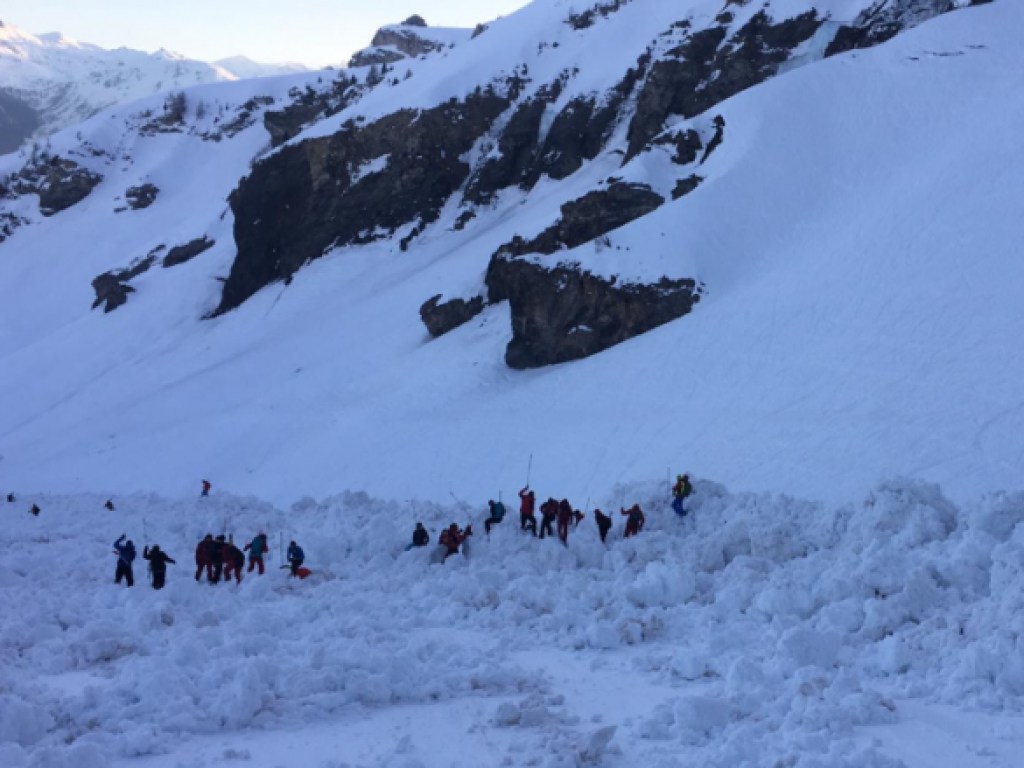 В Швейцарии под снегом оказались минимум 12 человек из-за лавины (ФОТО, ВИДЕО)