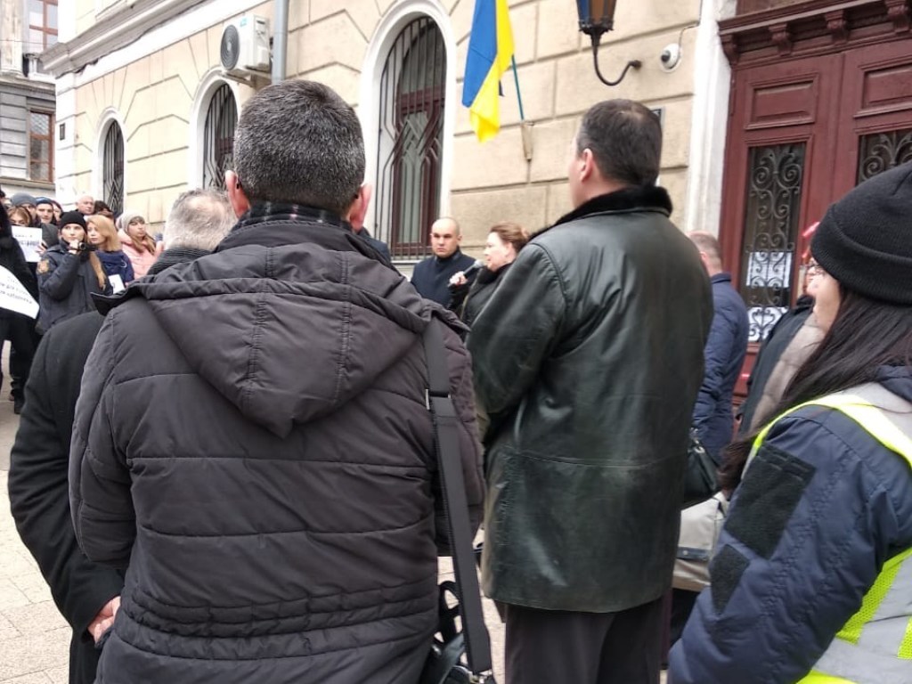 Здание Одесского медуниверситета снова атакуют рейдеры: титушками руководит Владлена Дубинина