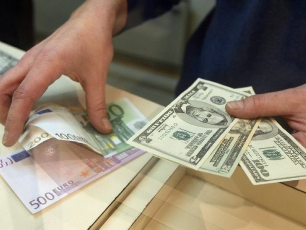 НБУ установил официальный курс на уровне 27,17 гривны за доллар