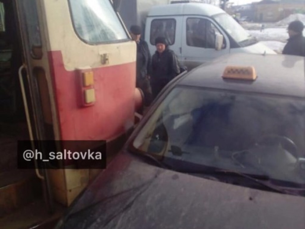 В Харькове трамвай врезался в легковой автомобиль (ФОТО)