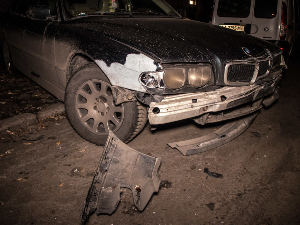 В Киеве пьяная компания на Mazda каталась по дворам и разбили два автомобиля (ФОТО, ВИДЕО)