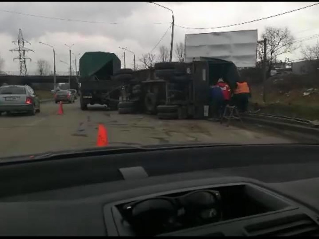 Во Львове из-за огромных ям на дороге перевернулся грузовик (ФОТО)