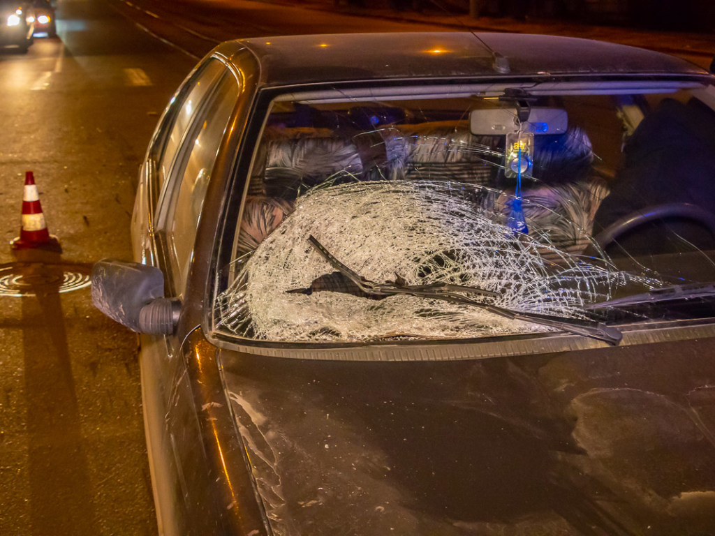 В Днепре водитель Peugeot сбил женщину на пешеходном переходе (ФОТО, ВИДЕО)