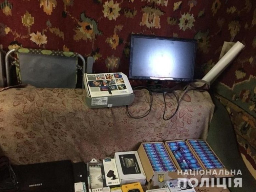 В Киеве трое мужчин украли сейф с десятками тысяч гривен (ФОТО)