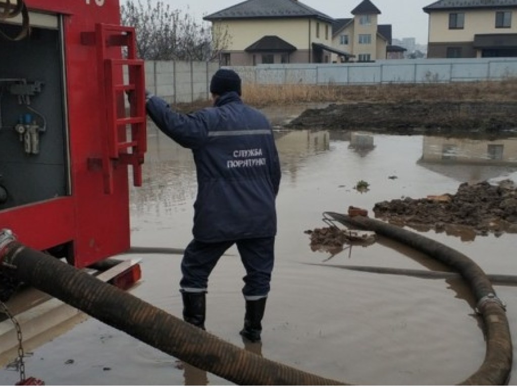 Талая вода начала затапливать дворы частных домов под Киевом (ФОТО)