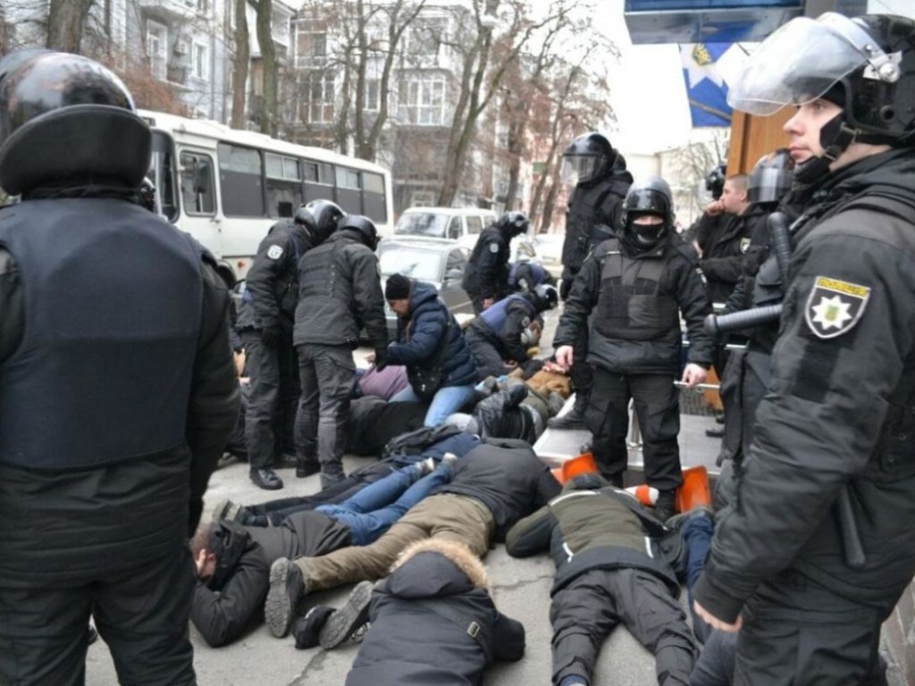 Радикалы штурмовали управление полиции в Киеве: 4 подозреваемых объявили в розыск