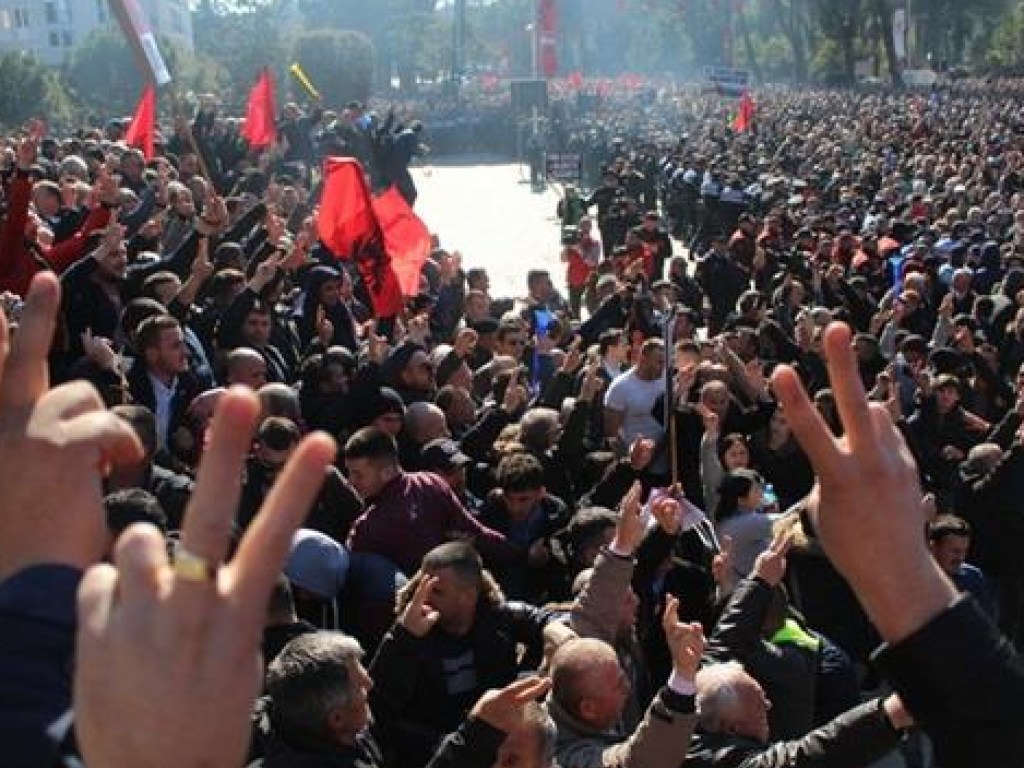 Тысячи албанцев вышли на протесты против правительства (ФОТО)