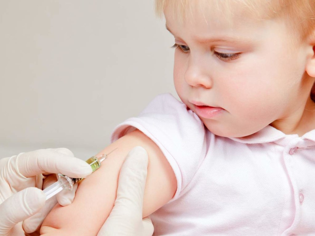  Украинские дети являются «утилизаторами» запрещенных в Евросоюзе вакцин – эксперт