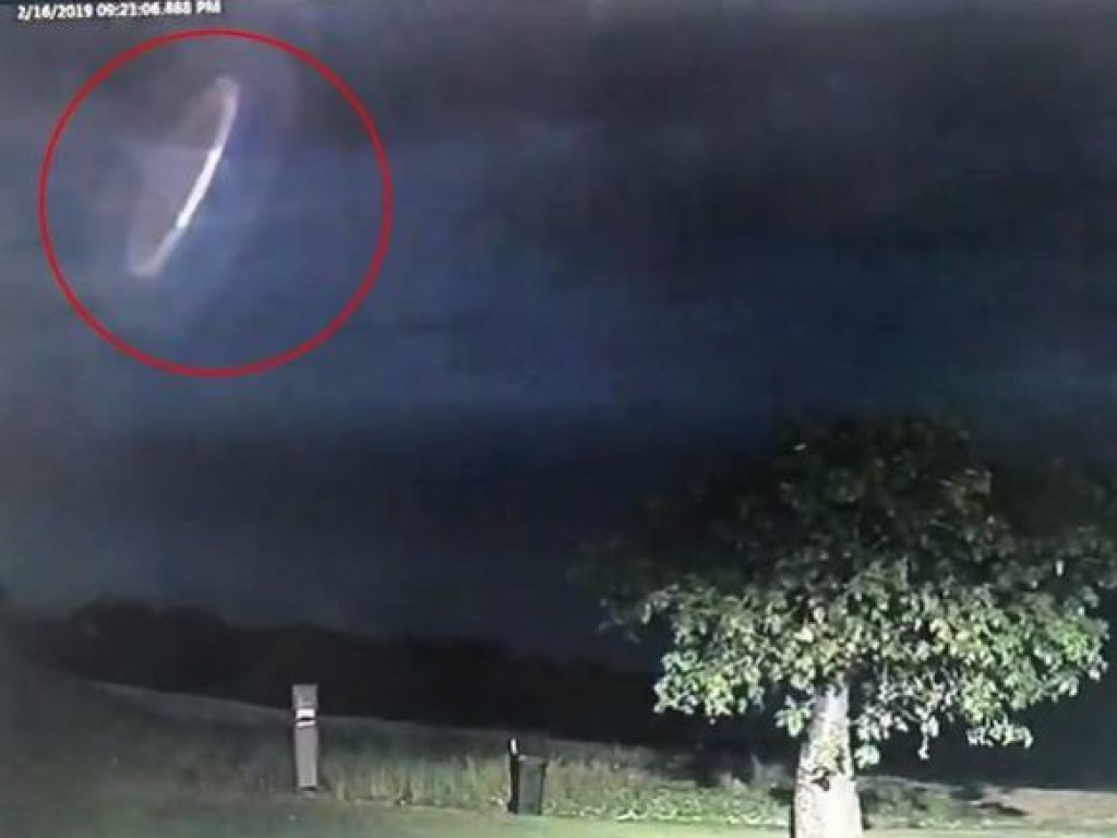 Камера видеонаблюдения засняла загадочный светящийся диск во время грозы в Австралии