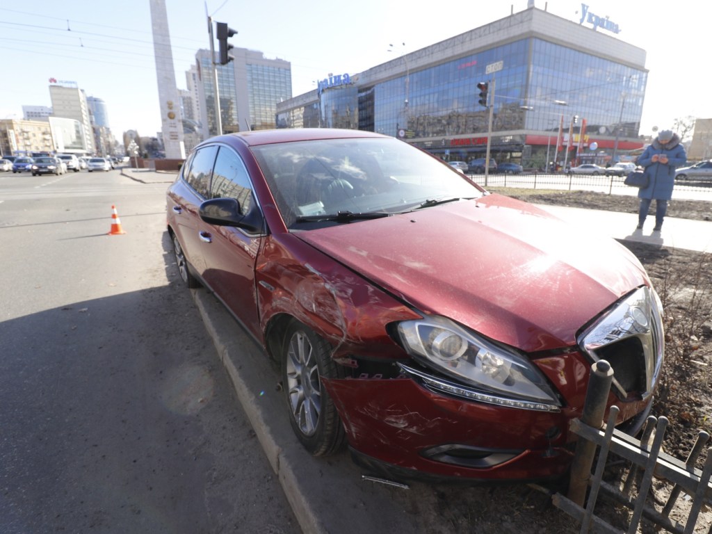 ДТП на площади Победы в Киеве: Водитель Volkswagen отправил Lancia в забор (ФОТО)