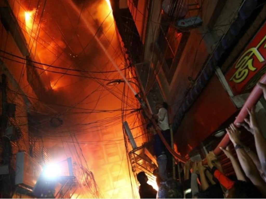 При пожаре в столице Бангладеш погибли 70 человек (ФОТО)