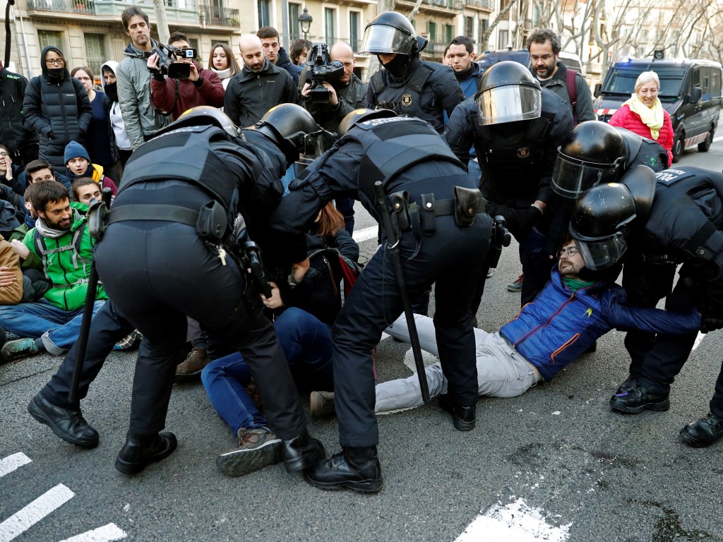 Масштабные протесты в Каталонии: пострадали 28 человек