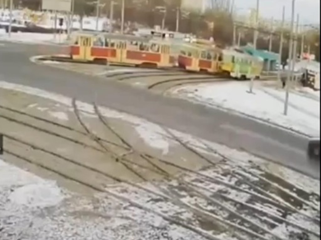 Не поделили колию: в Харькове столкнулись два трамвая (ВИДЕО)