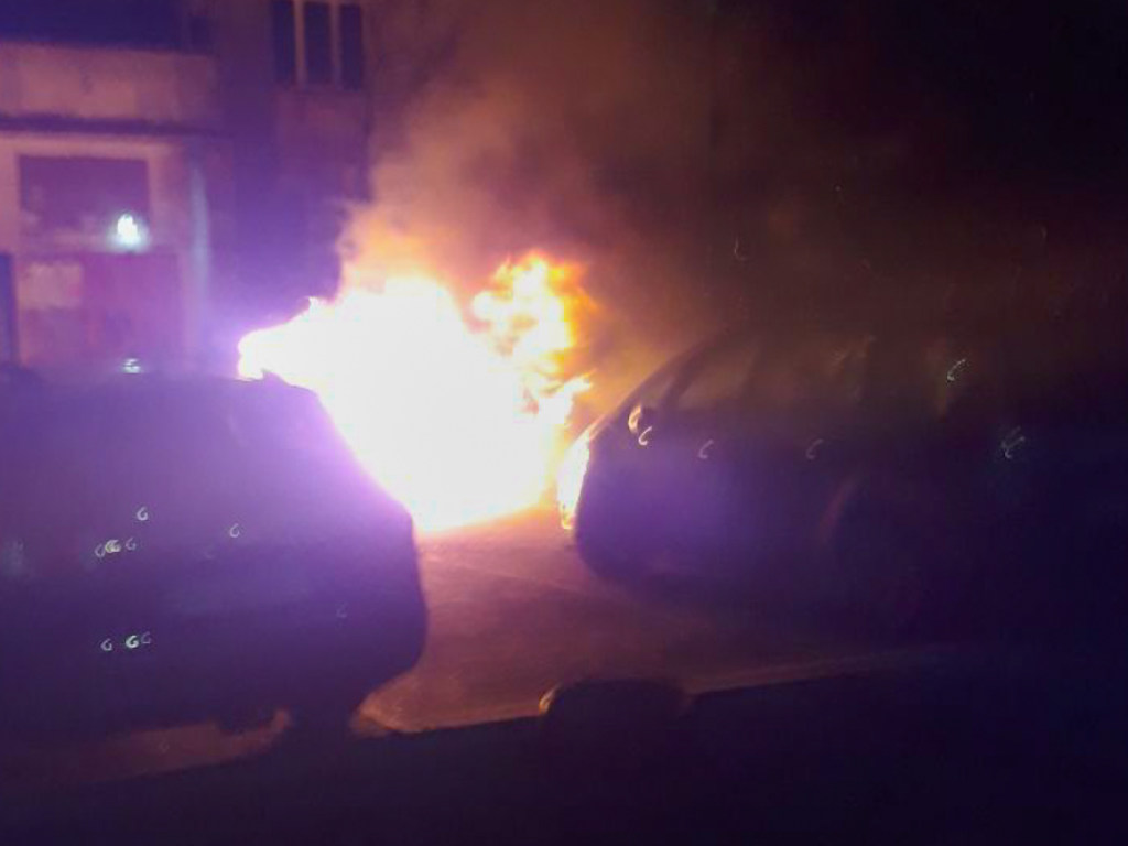 В Киеве на Позняках сгорела иномарка (ФОТО)