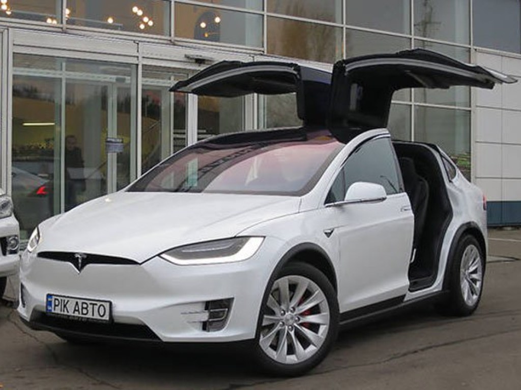 Советник Порошенко прикупил автомобилей Tesla на 18 миллионов гривен
