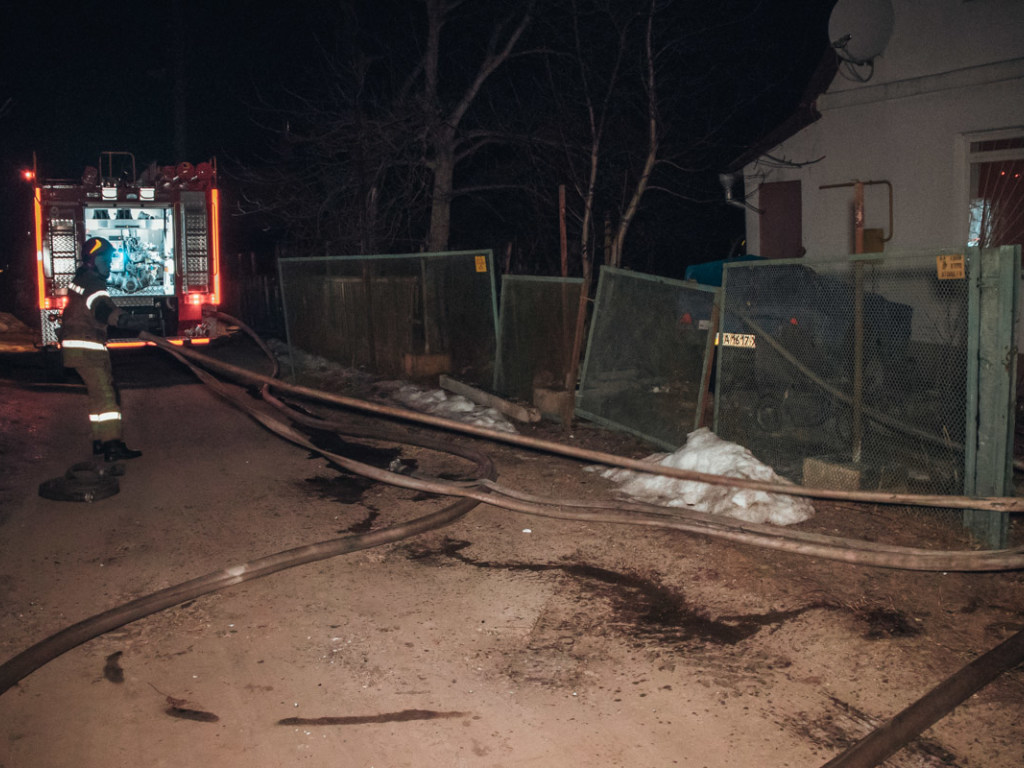 На Нивках в Киеве загорелся частный дом с людьми внутри (ФОТО, ВИДЕО)