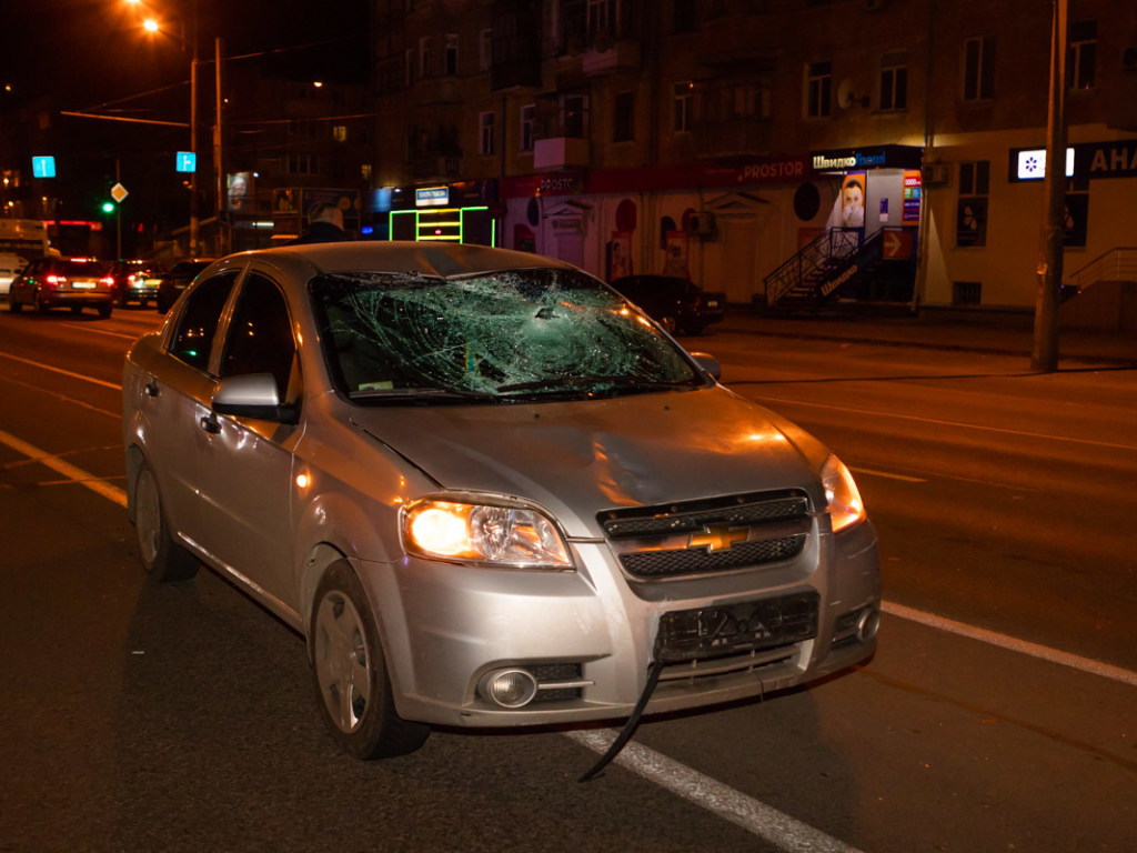 В Днепре автомобиль сбил мужчину, перебегавшего дорогу в неположенном месте (ФОТО)