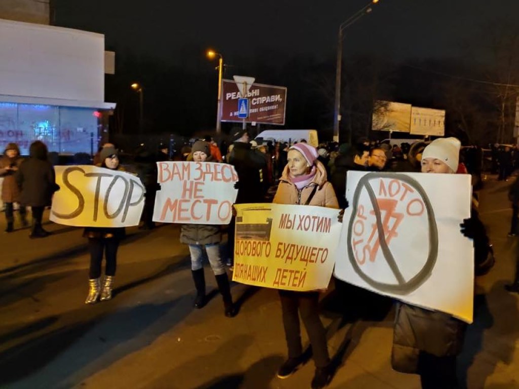 В Одессе активисты перекрыли дорогу, а в Днепре благодарят Ляшко за борьбу с нелегальными казино