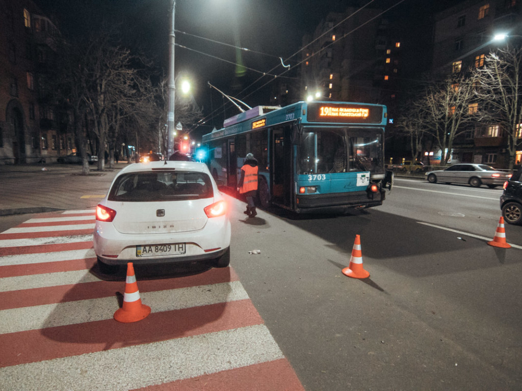 Неудачный поворот: в Киеве легковушка врезалась в троллейбус, пострадал ребенок (ФОТО, ВИДЕО)