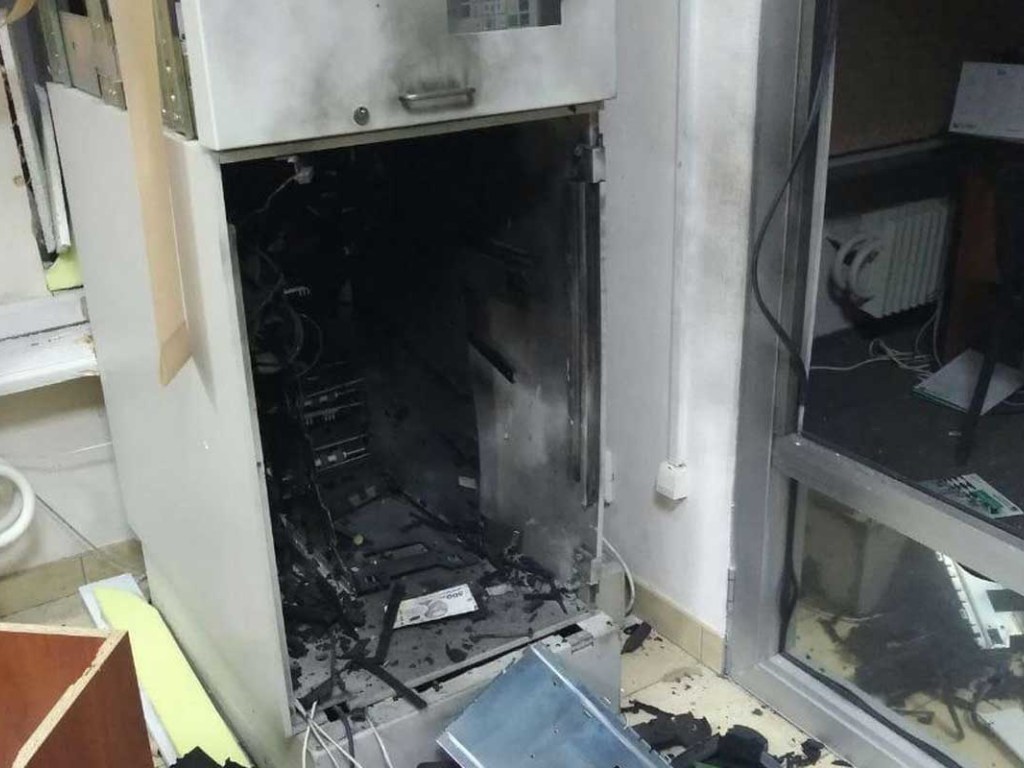 В Харькове мужчины в масках взорвали два банкомата