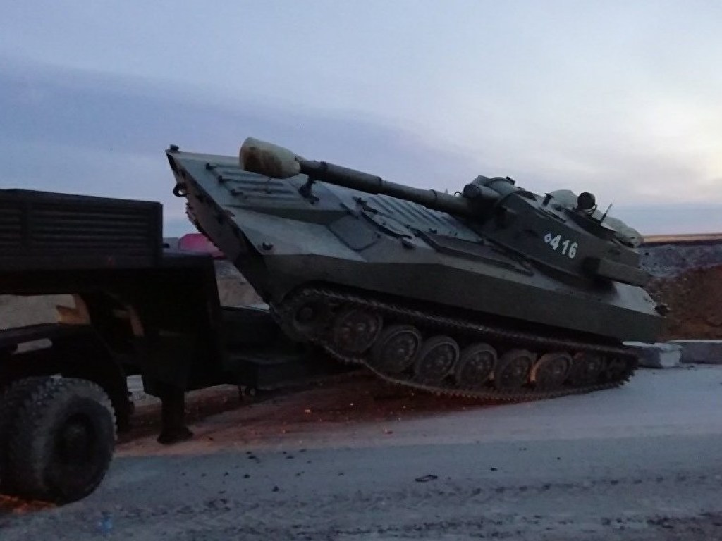 В Крыму столкнулись автомобиль и грузовик с бронетехникой: один человек погиб (ФОТО)