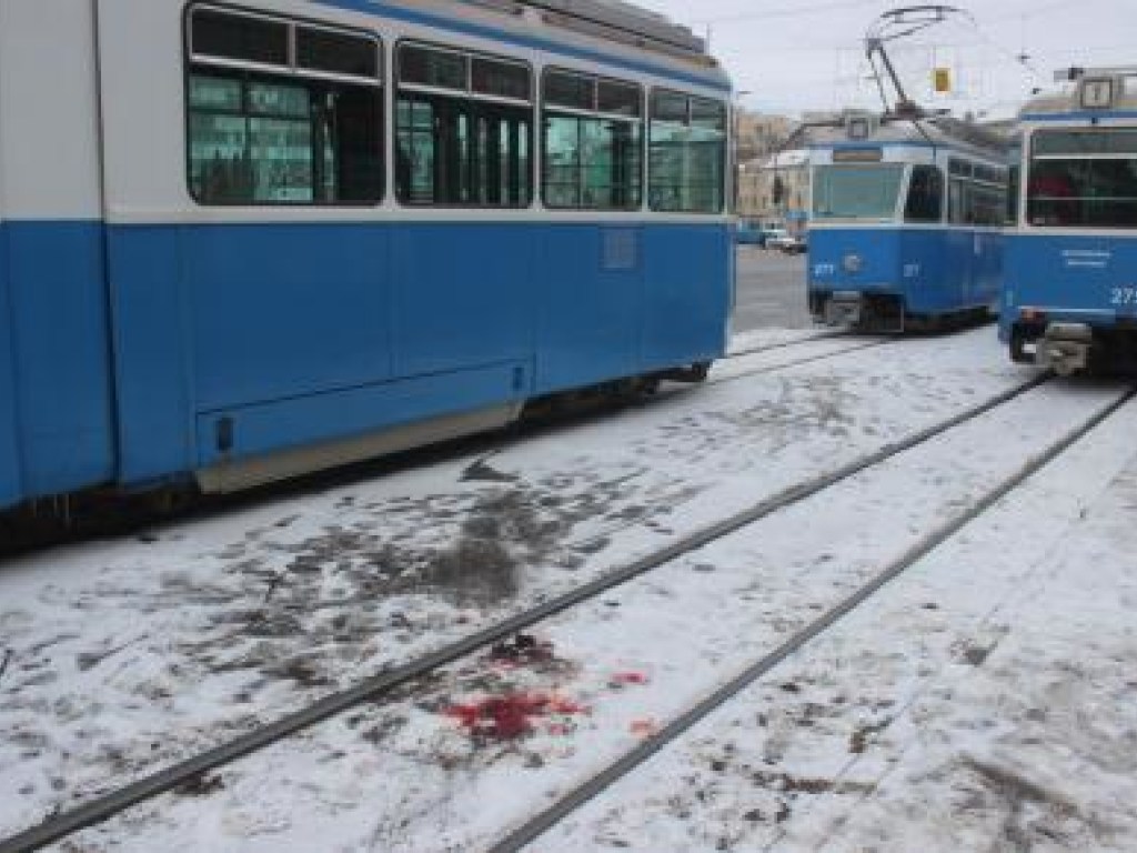 В Виннице на трамвайных путях заметили кровь: образовалась пробка (ФОТО)