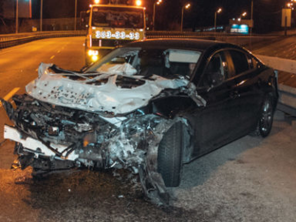 На Дарницком мосту в Киеве опьяневший мужчина за рулем Mazda не вписался в поворот (ФОТО, ВИДЕО)