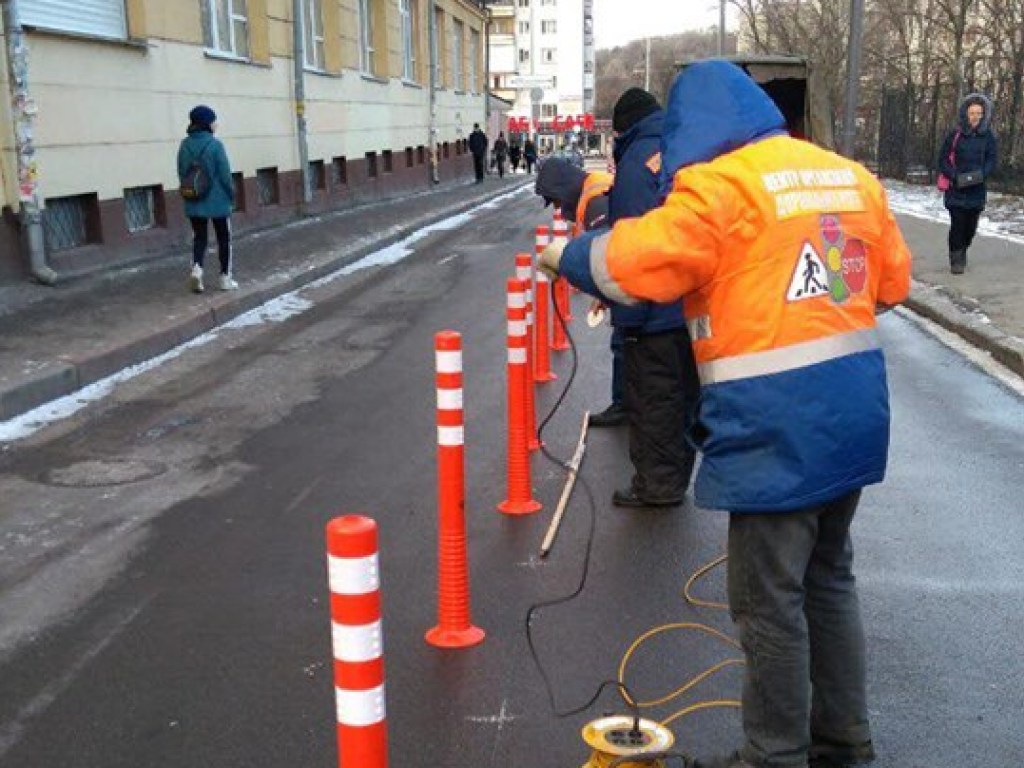 Столичные коммунальщики изменили облик дороги у метро «Дворец Украина» (ФОТО)