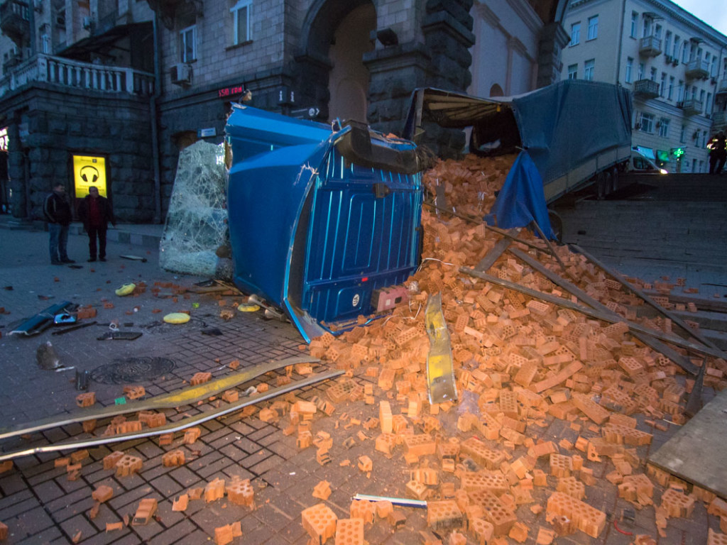 ДТП в центре Киева: появились видео «слалома» фуры с кирпичами