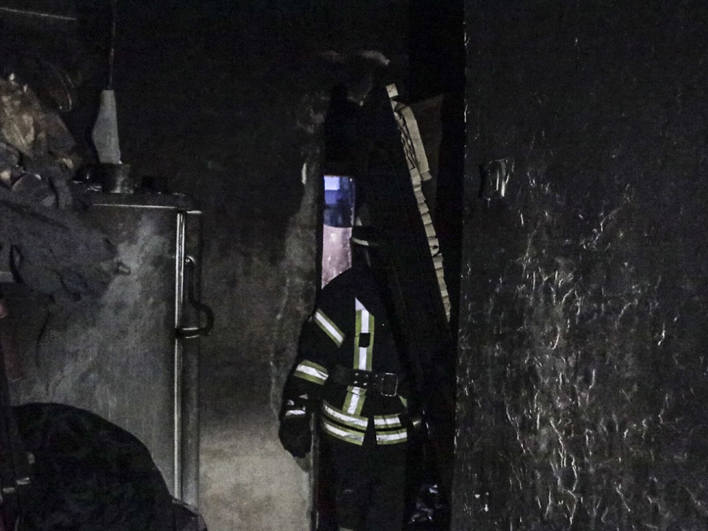 В Голосеево в Киеве мужчина во время спора с матерью облил квартиру бензином и поджог (ФОТО, ВИДЕО)