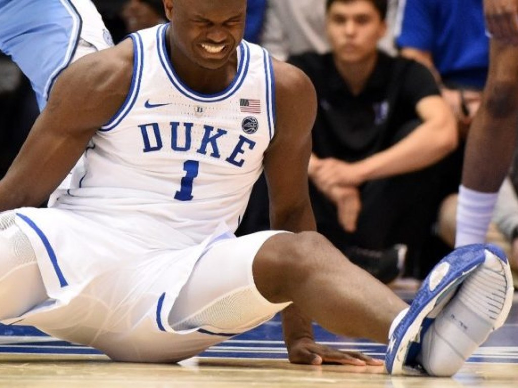 У баскетболиста во время матча развалился кроссовок: фондовый рынок отреагировал падением акций Nike (ФОТО)