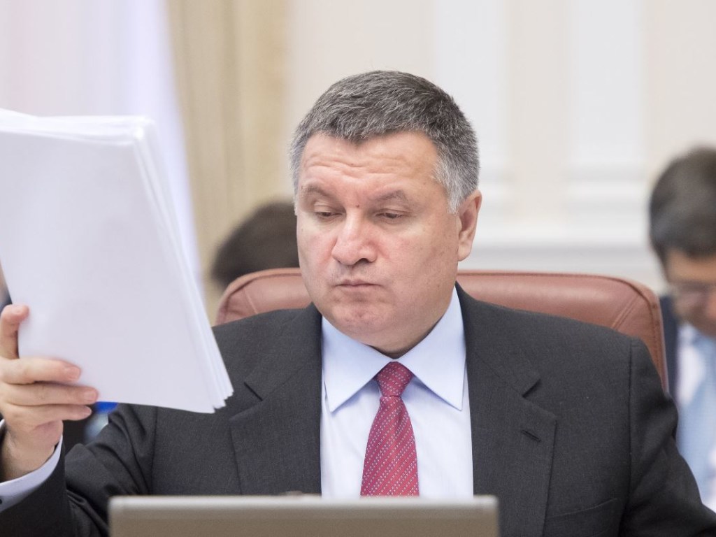 Аваков рассказал об уголовных делах по подкупу избирателей Порошенко