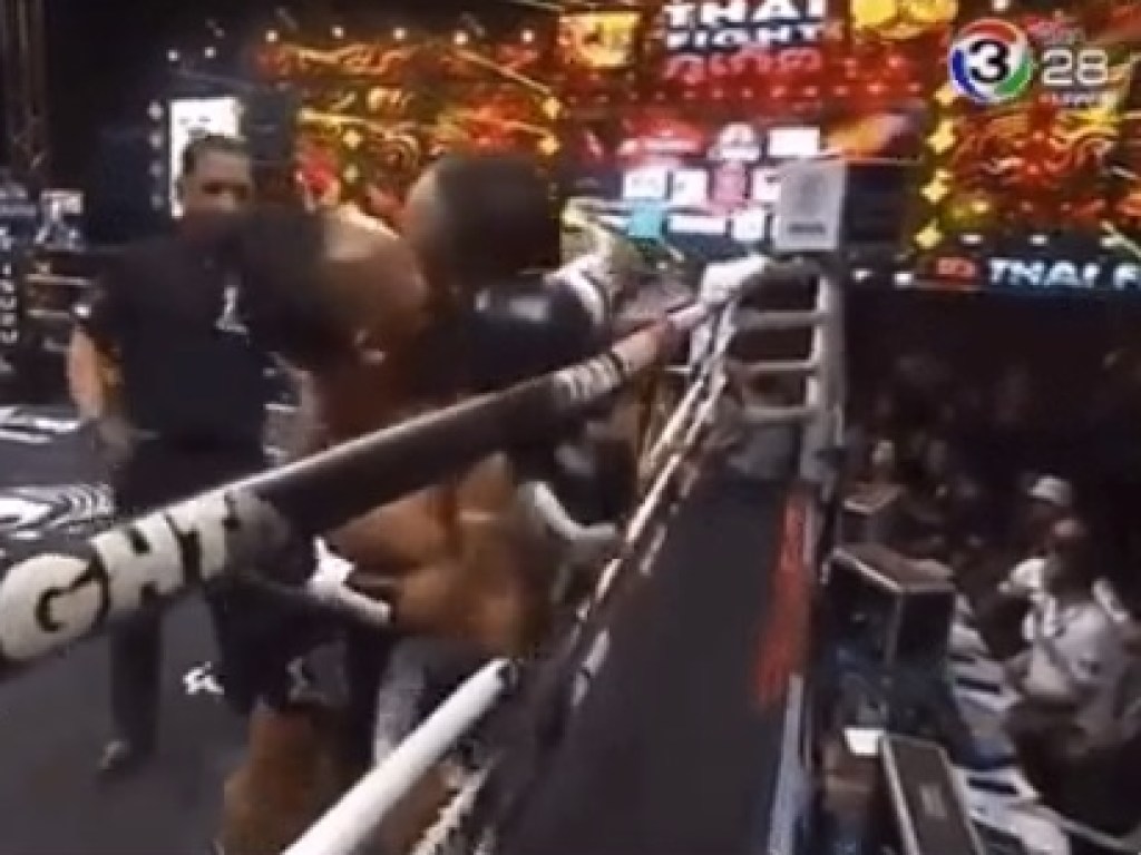 Нежность на ринге: тайский боксер поцеловал оппонента в момент клинча (ВИДЕО)  